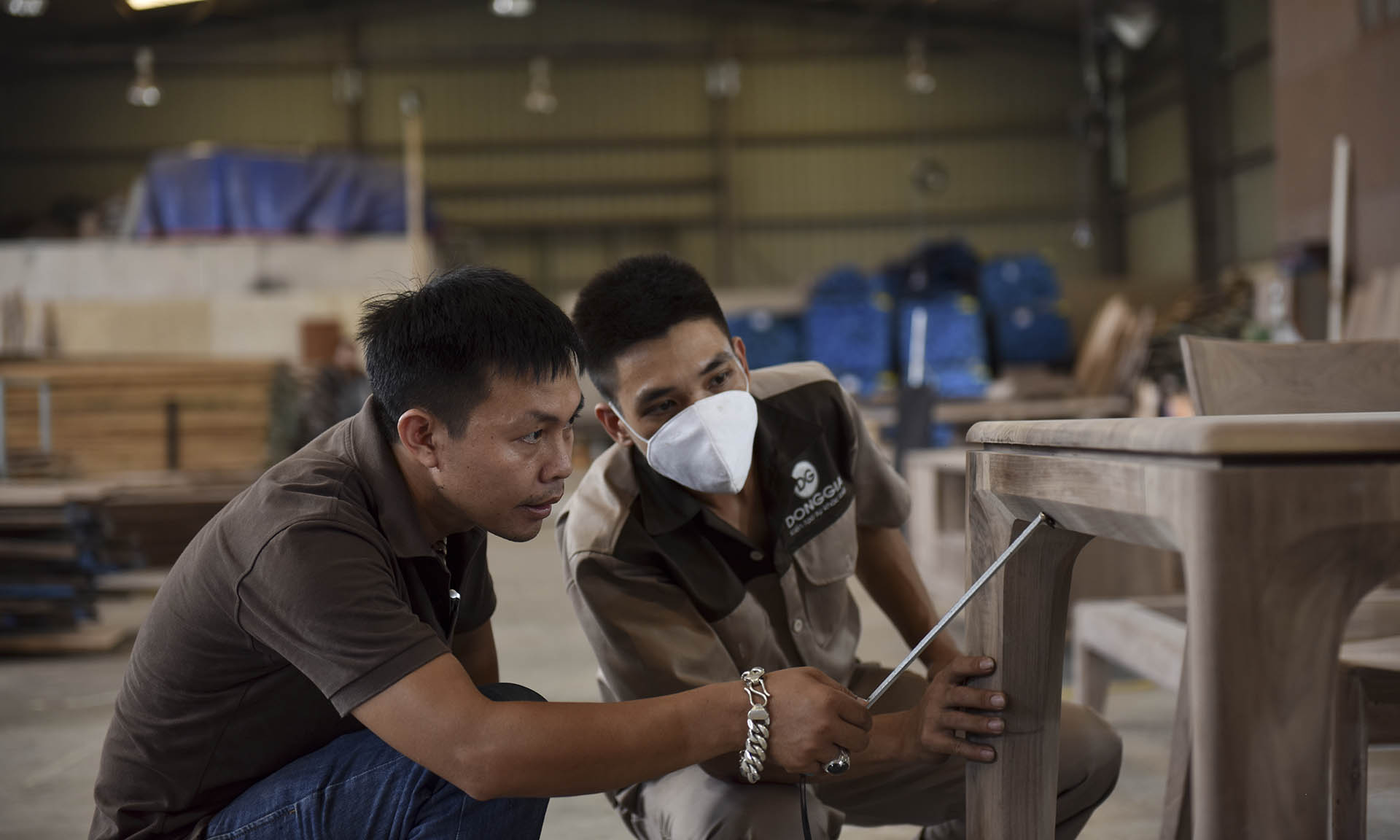 Quy trình thi công gỗ óc chó tỉ mỉ