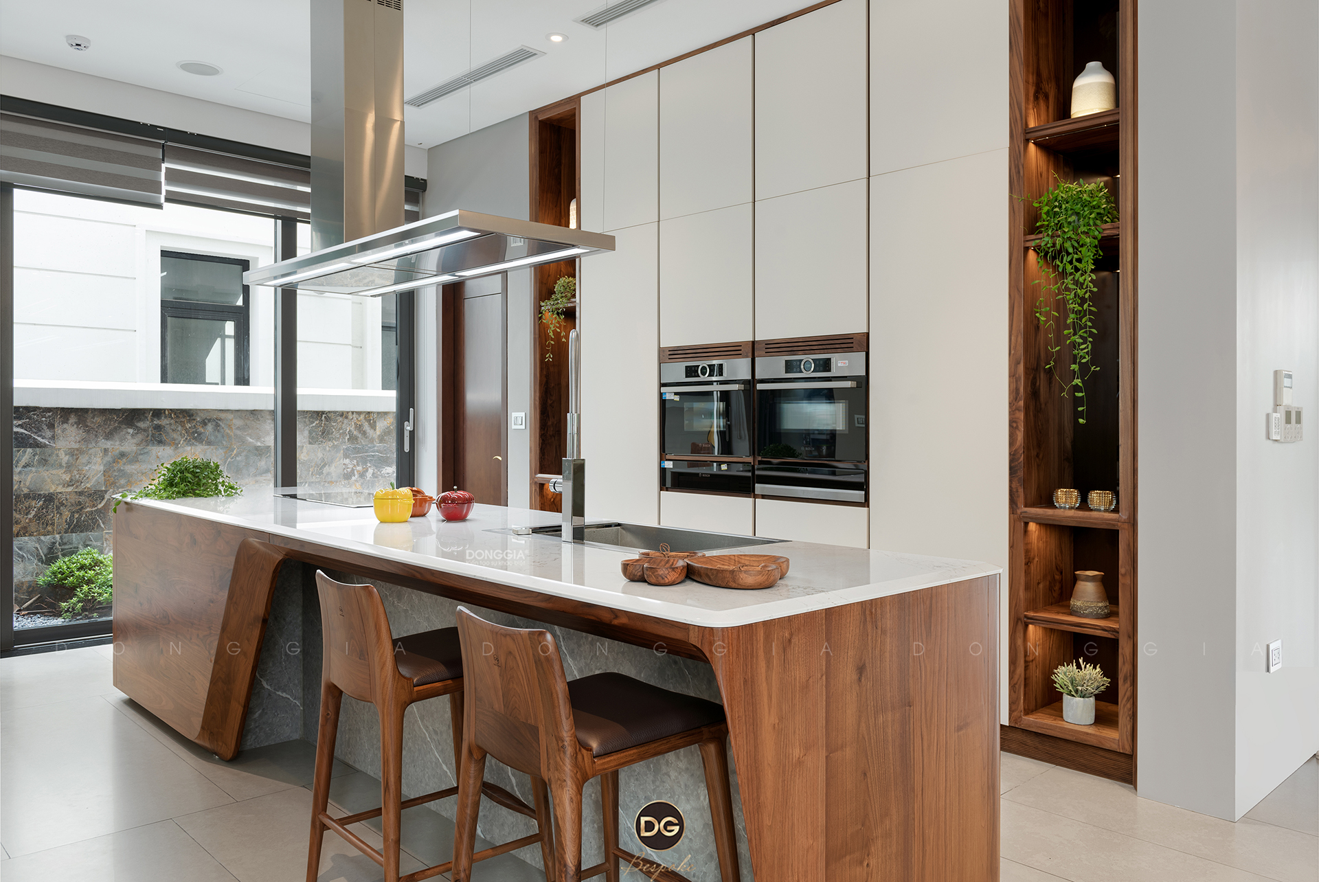Đảo bếp hiện đại là xu hướng được ưa chuộng trong thiết kế nội thất nhà bếp. Hình ảnh liên quan sẽ giúp bạn tham khảo ý tưởng về kiểu dáng, chất liệu và màu sắc của đảo bếp hiện đại, giúp không gian bếp của bạn nổi bật và sang trọng hơn.